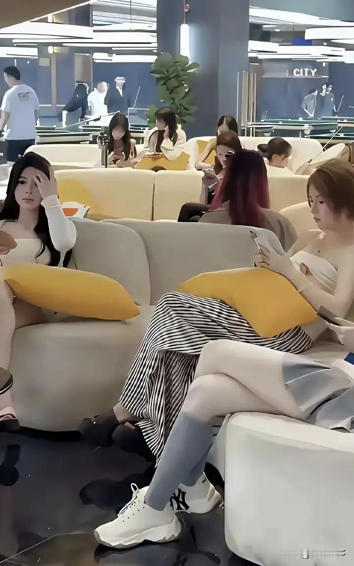 晒图笔记大赛现在各地的台球厅越来越多了，内部装饰也是十分豪华，更是有许多美女教练