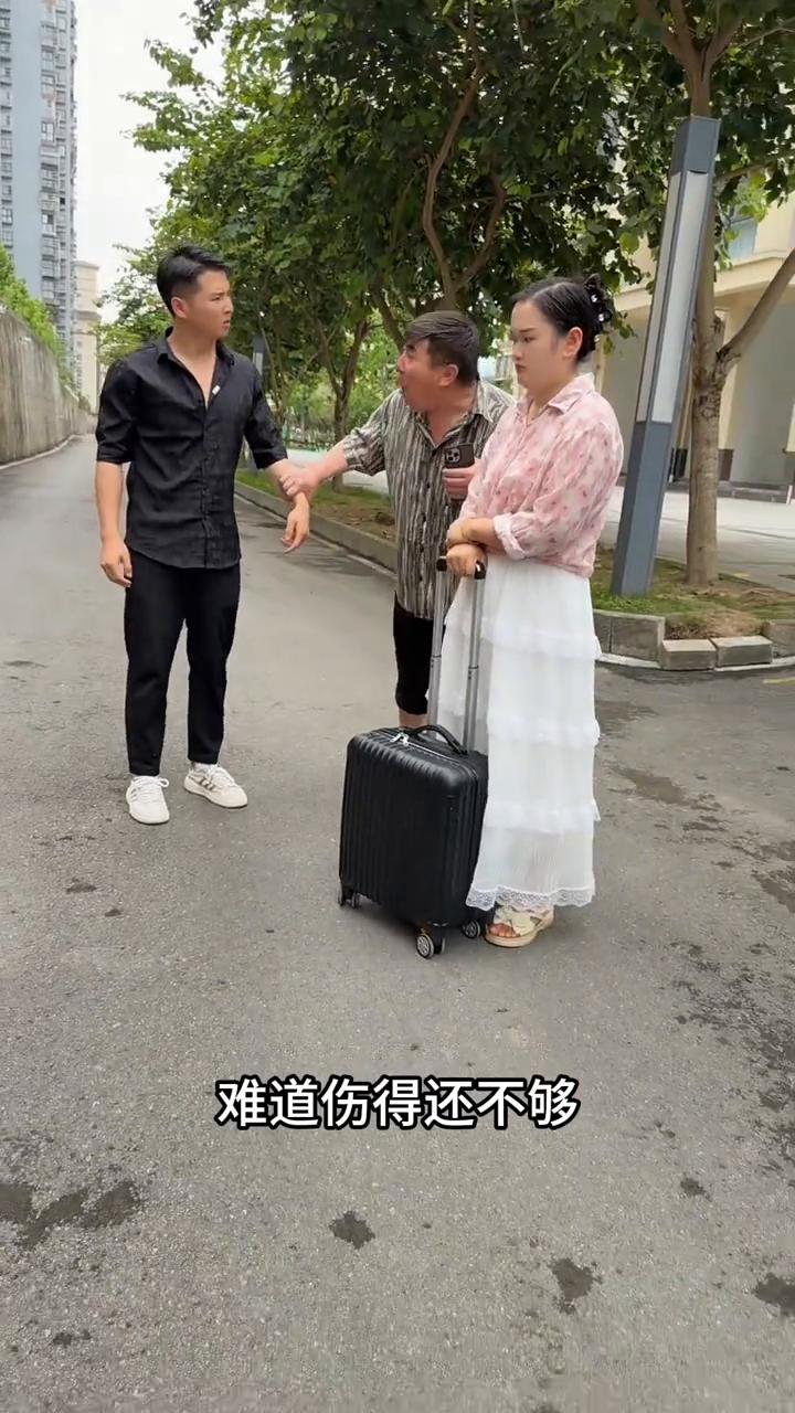 你莫走嘛，为何死活不放手，难道伤得还不够？既然他都不爱你，那就放手让他走。为何执