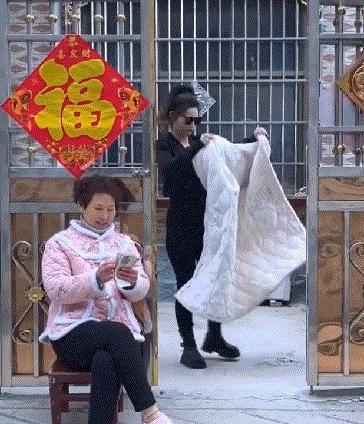 网友:主打的就是一个顺手牵羊！