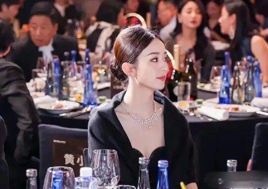 #赵丽颖三次陪跑#第三次陪跑白玉兰，丽颖眼神中的失落还是挺明显的。不过虽然挺可惜