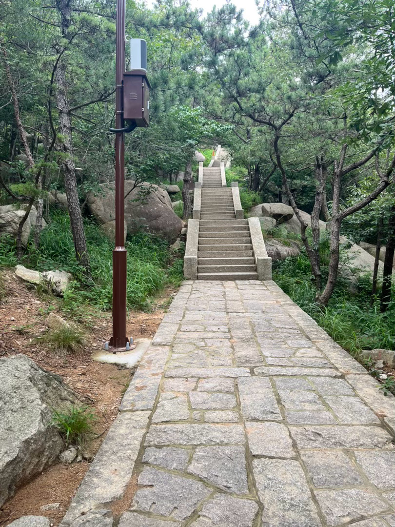 爬崂山和跑马拉松有什么区别？哦，马拉松没有石阶。 