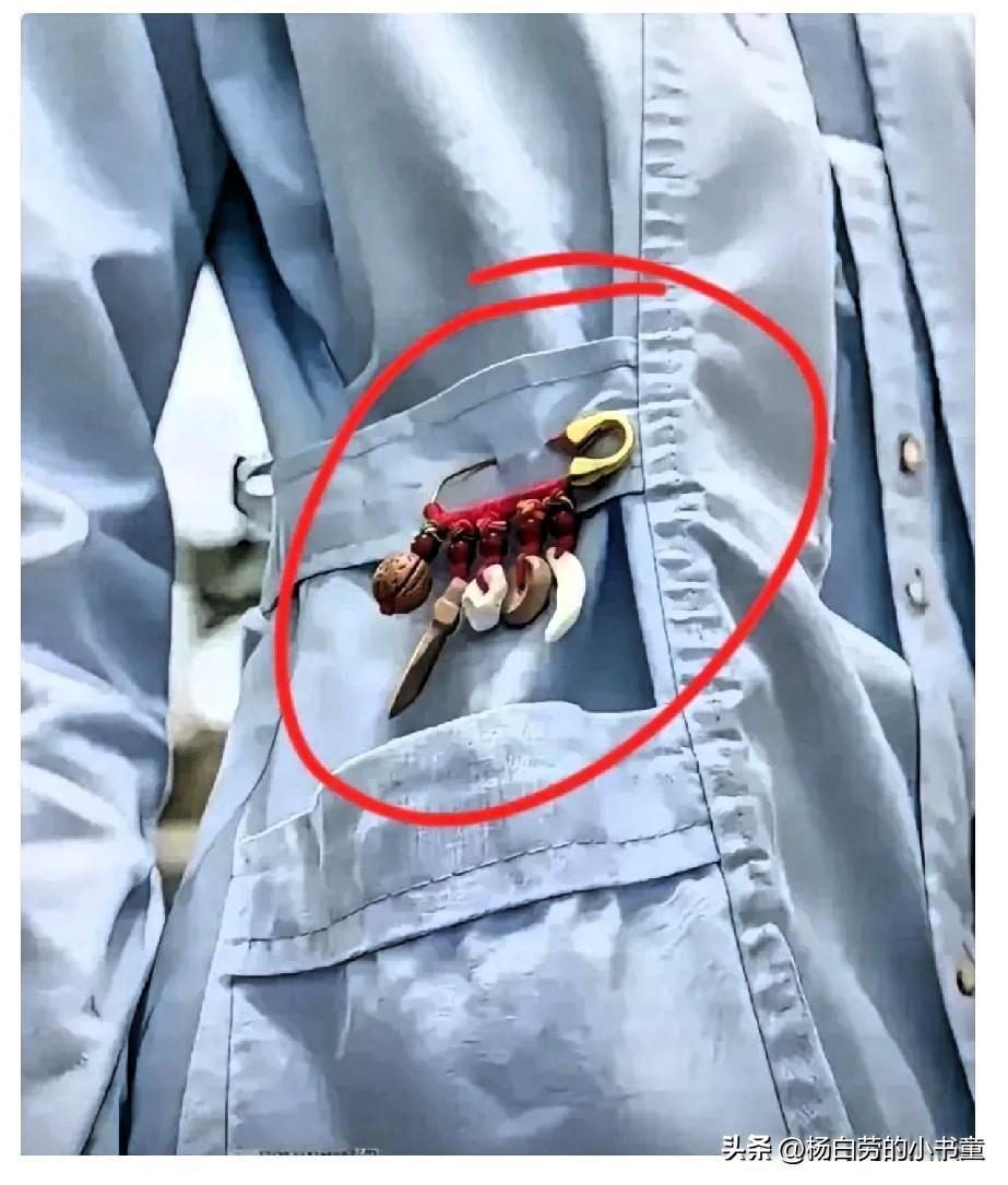 上夜班的护士小姐姐挂着什么呢？
给我打针的护士真的很辛苦。
半夜发烧去医院打点滴