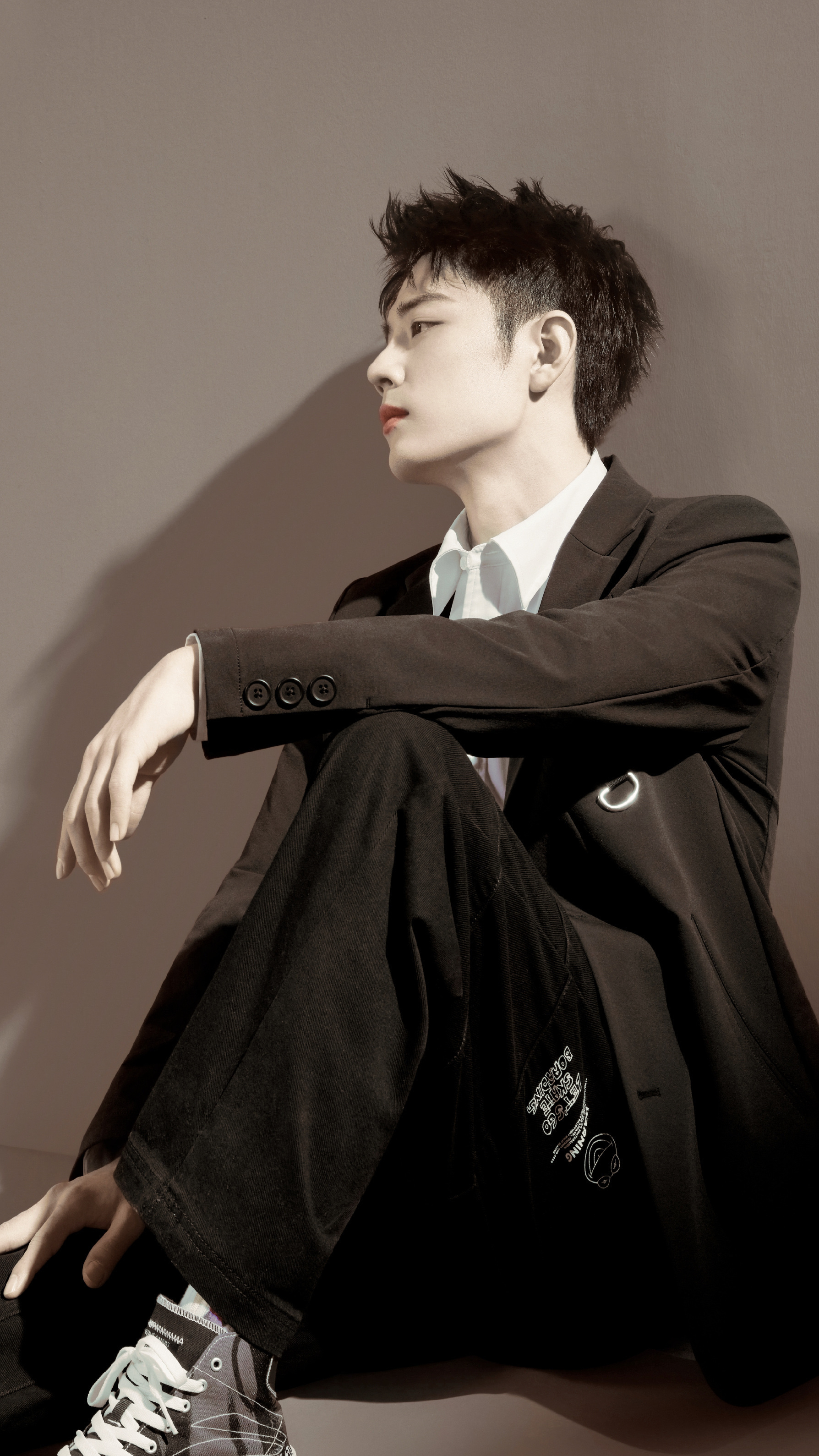 肖战出发北京了你知道我最喜欢吃什么面吗？好想和你见一面。西装鲨甚是养眼超级帅！?