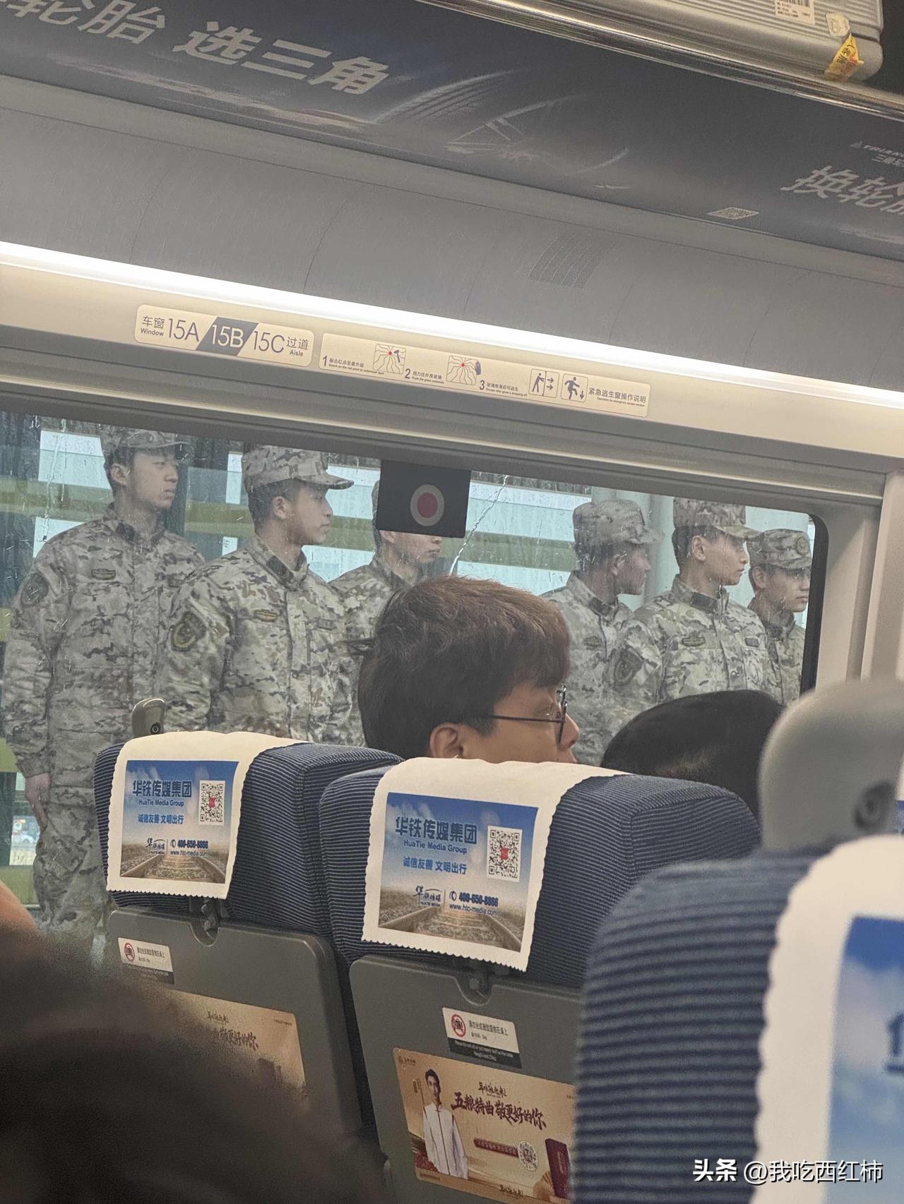 今天坐高铁遇到了好多军人
早上七点多到泰州站的时候人山人海 全程狂跑才赶上车 听