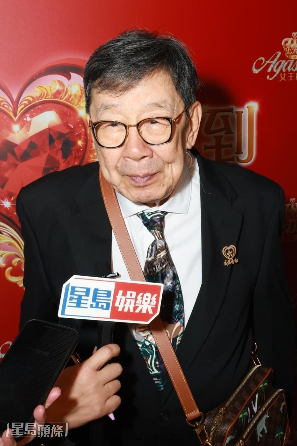 星岛：胡枫今年举行红馆演唱会 计划开一至两场：你估我系学友咩！ 获刘德华黄日华庆