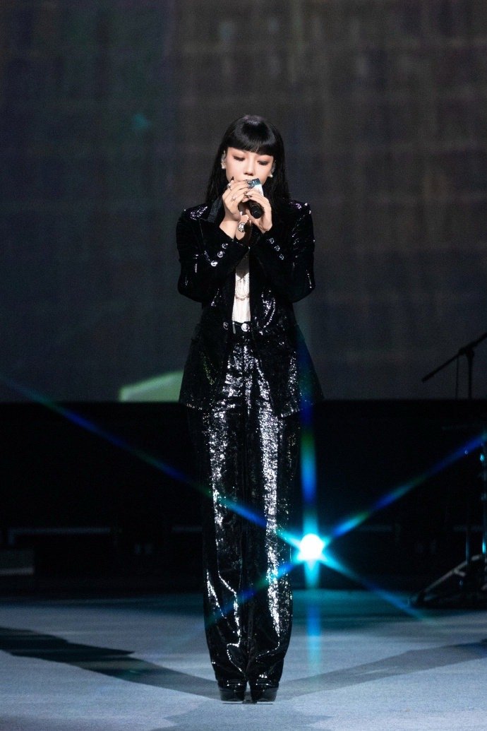 吴莫愁一开口电影感就有了 平遥国际电影节上，吴莫愁的演唱太绝！自带故事感的嗓音一