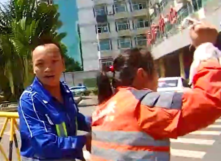 【女子被蛇咬伤深圳交警13分钟送医】交警开道为蛇咬伤女子抢时间 近日，深圳一名女