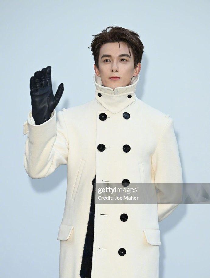 吴磊 ｜ Burberry 时装周米兰时装周 

一件 Burberry 202