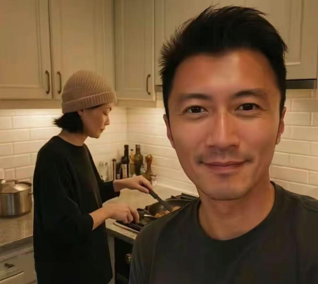 明星的生活随时随刻都那么有格调
谢霆锋发自拍晒“狗粮”，
身后是王菲亲自为他下厨