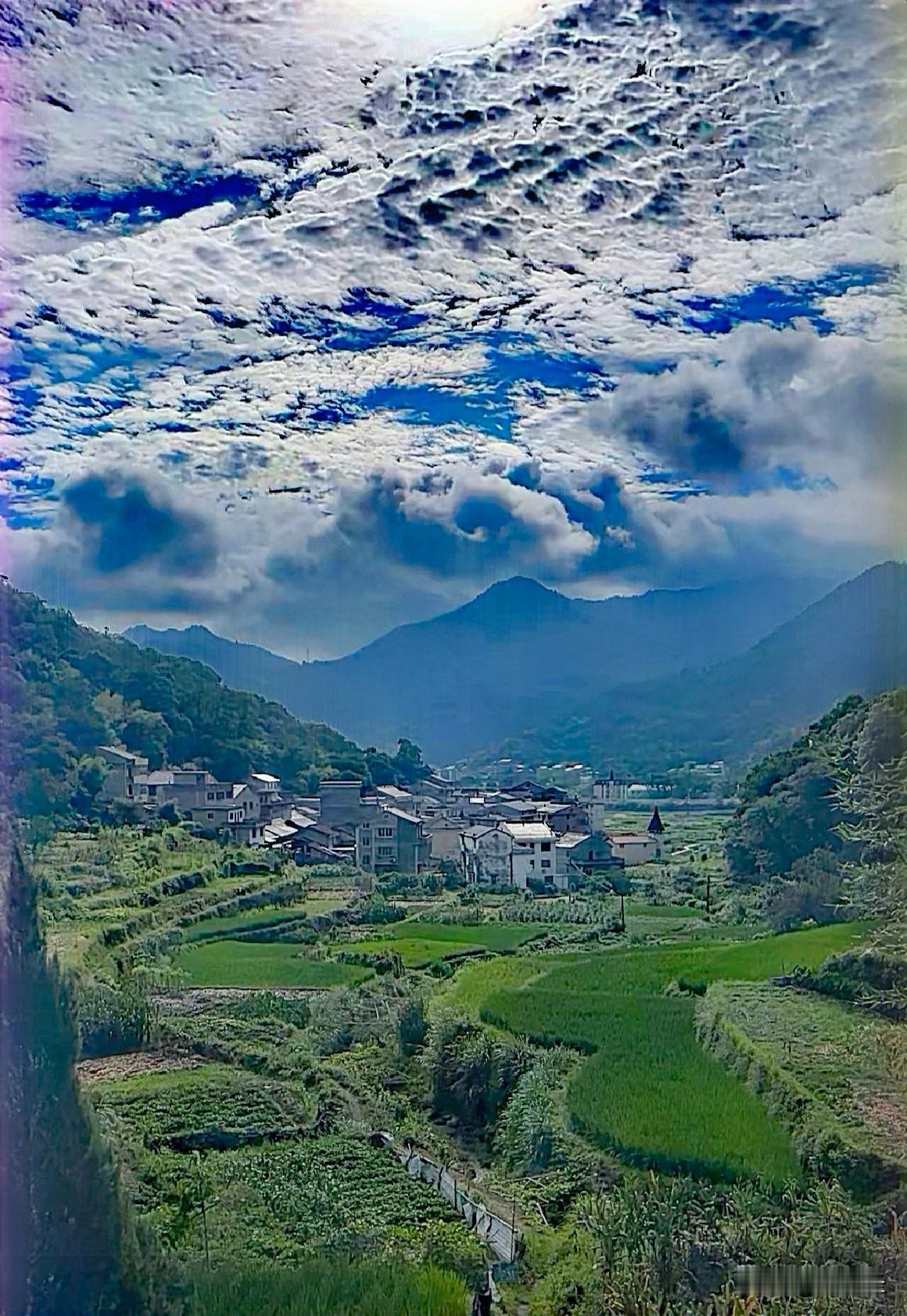 刚现拍了张乡村风景照，简直绝了！蓝天白云美得像画一样，干净纯粹得没一点杂质。一条