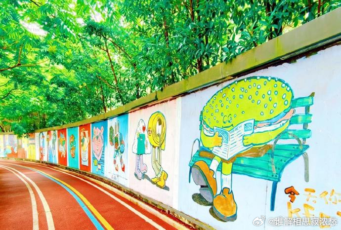 一墙一画台州椒江老城的新潮范在台州椒江枫山路、老粮坊文创园对面，一条沉浸式涂鸦步