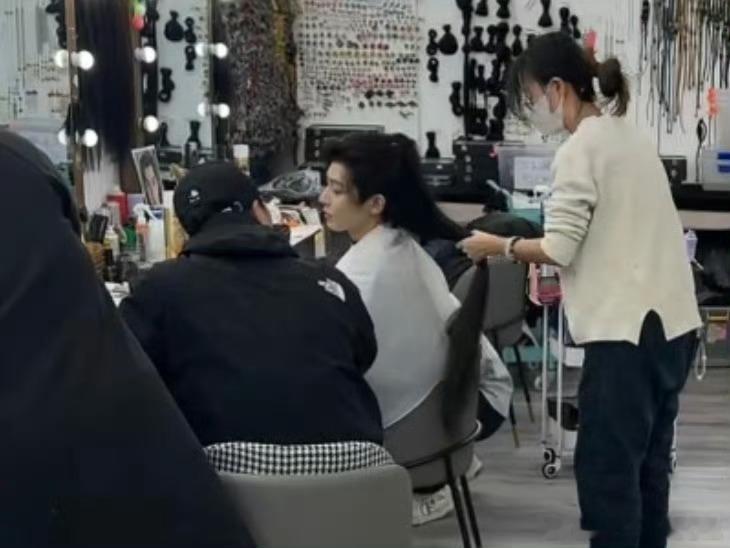 直播间拍到的侯明昊试妆，小猫哥这个侧脸高糊也很帅啊 ​​​