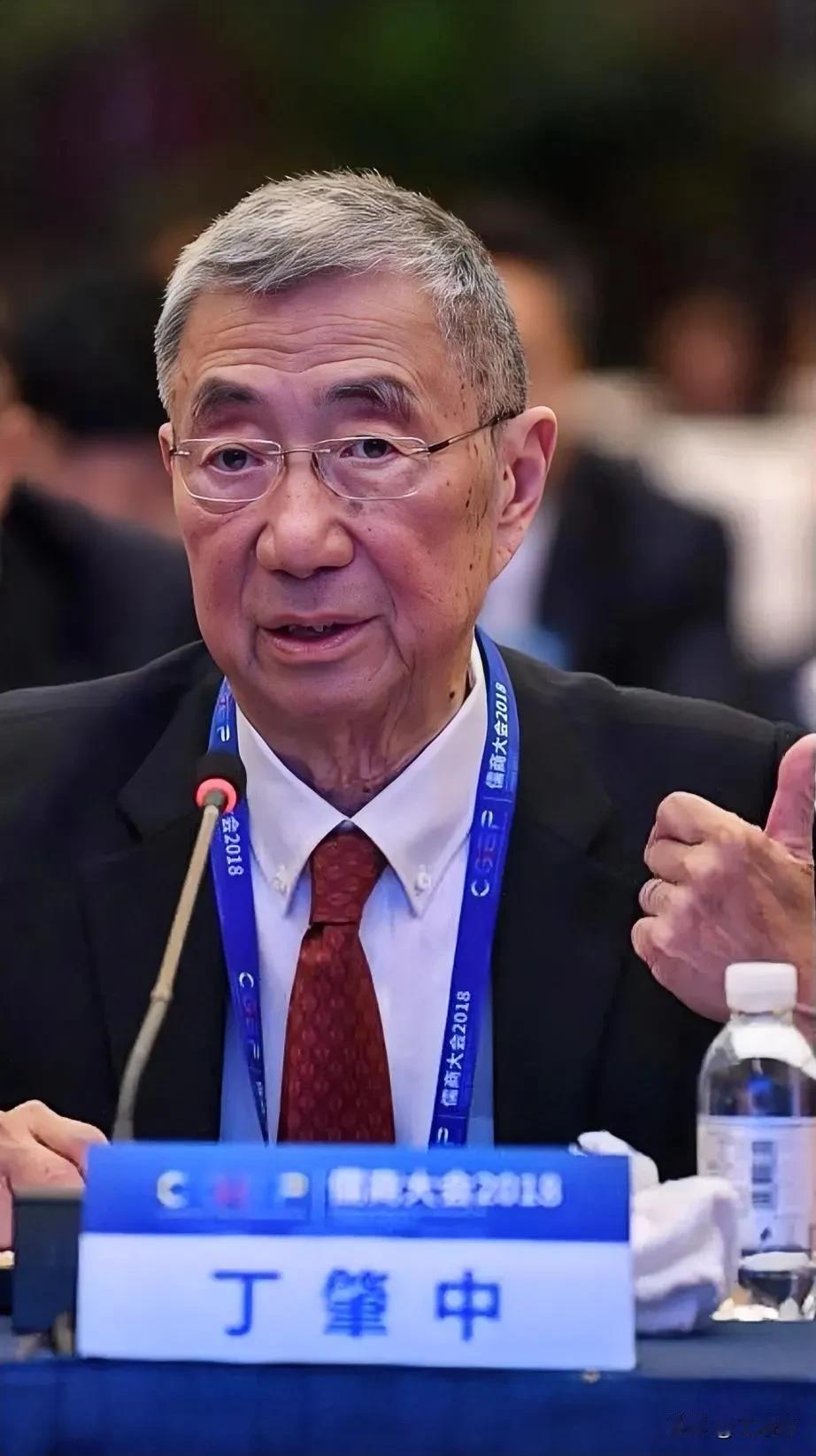 物理学界知名大咖丁肇中，认识他的人给予的评价是“不合群”、“内向”和“乏味”，别