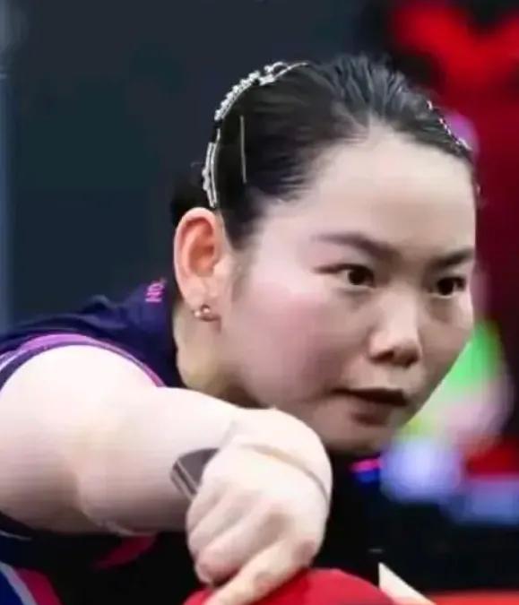 终于明白！
为什么其他陪练都走了，何卓佳不走。
她跟莎莎原来有四个人陪练小组，后
