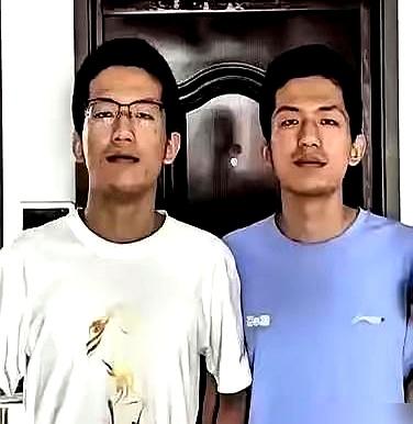 刷到一条劲爆的：安徽一对双胞胎，高考查分那天，兄698、弟697，家里还没来得及