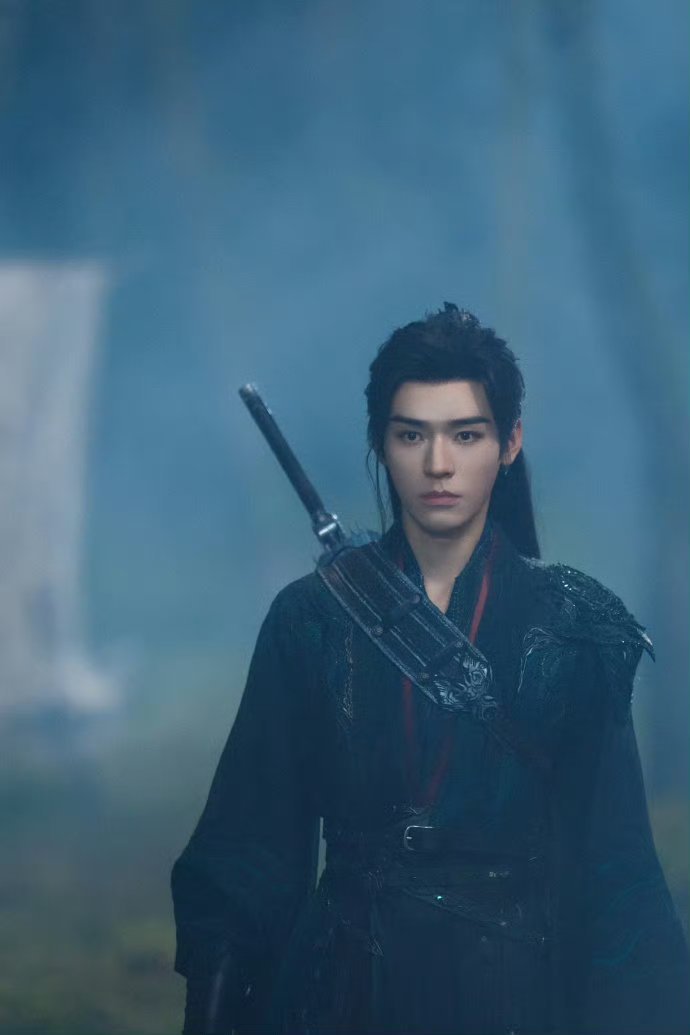 龚俊被鼓风机吹的嗷呜嗷呜的 看龚俊直播笑到打颤！鼓风机一吹他就“嗷呜”叫，反差萌