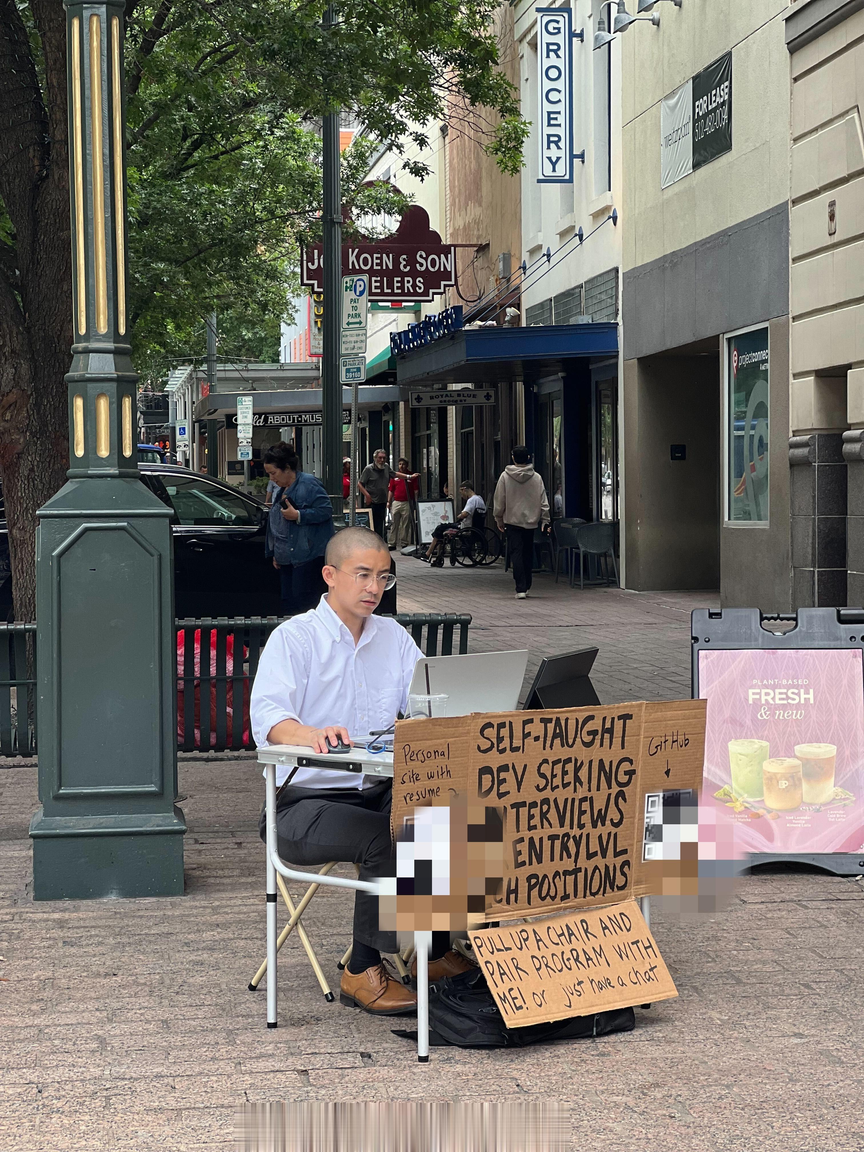 德州奥斯汀的“街头求职程序员”，这张照片在米国IT行业流传。已经有人找到了这位名
