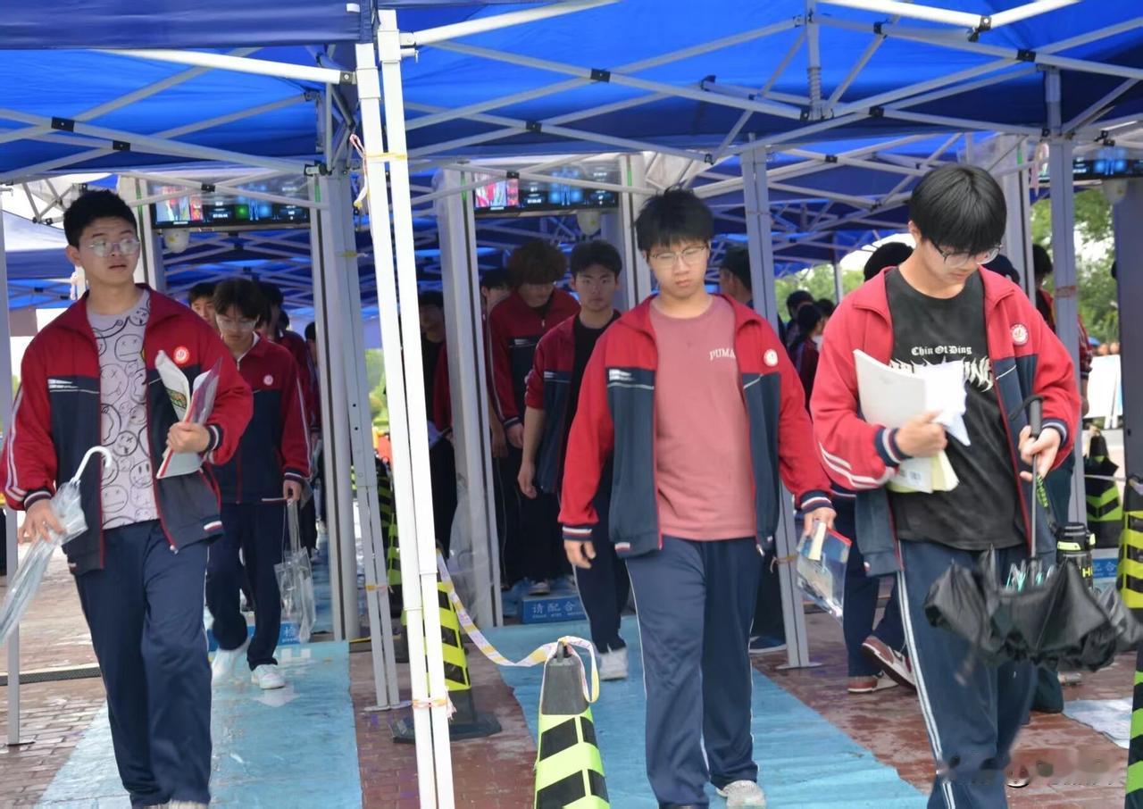 颍东区2026年高考首日实录
晨光破晓，笔墨逐梦。一年一度的高考如期而至，各考点