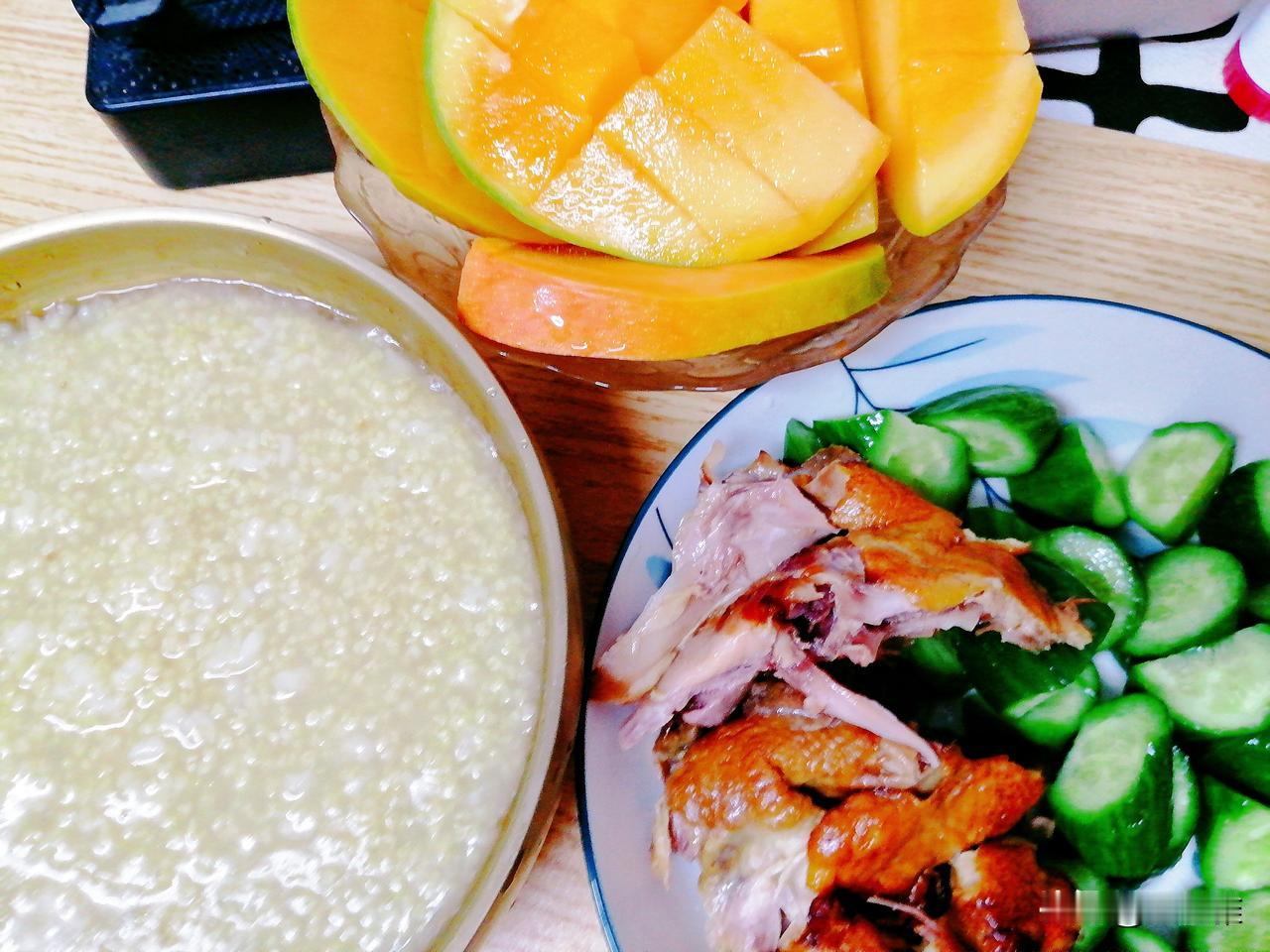 今天早中餐:二米粥，烧鸡，黄瓜，芒果。

小米我感觉受潮了，出现灰灰的感觉，我刚