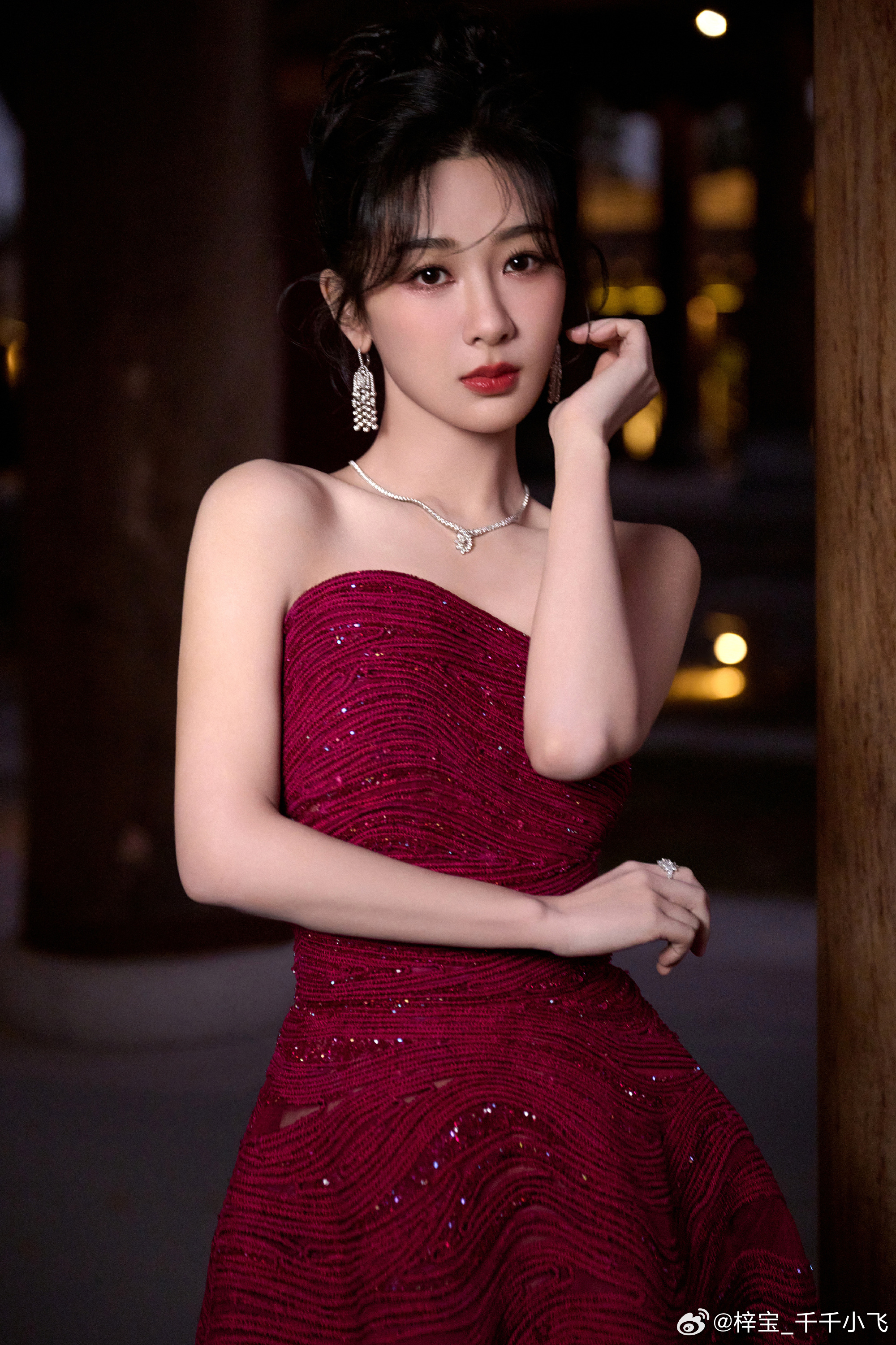 杨紫粤语发音反差萌褪去荧幕里的各种角色滤镜，线下试着说粤语的样子鲜活又可爱，一边