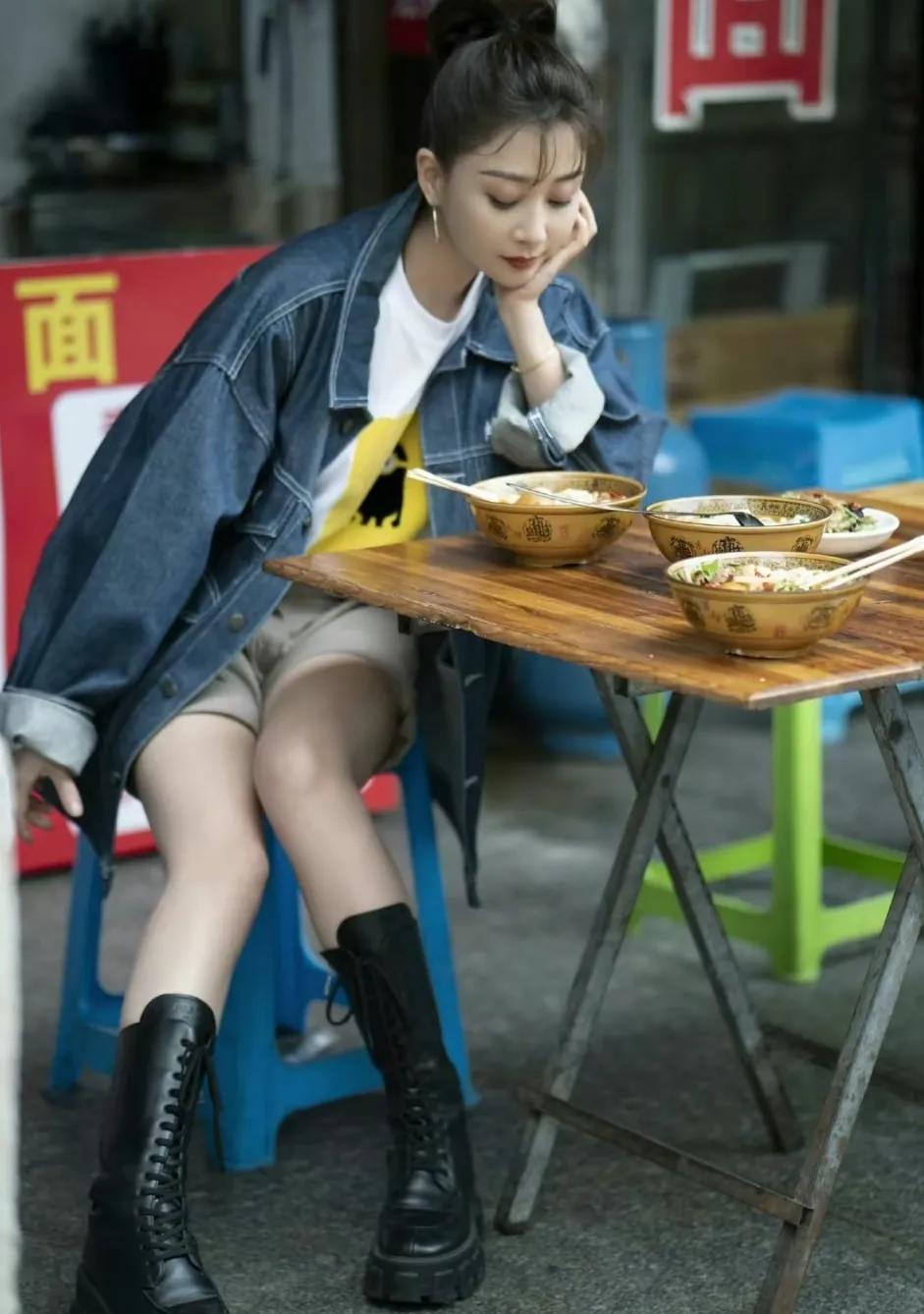 殷桃，高马尾配牛仔
真的好减龄呀，减龄十岁不在话下
我觉得，作为一个中年女人
春