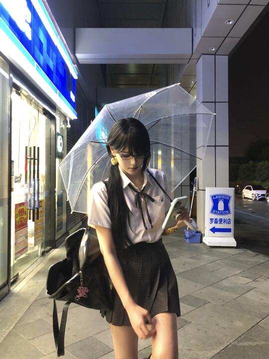 雨。夏夜。便利店。