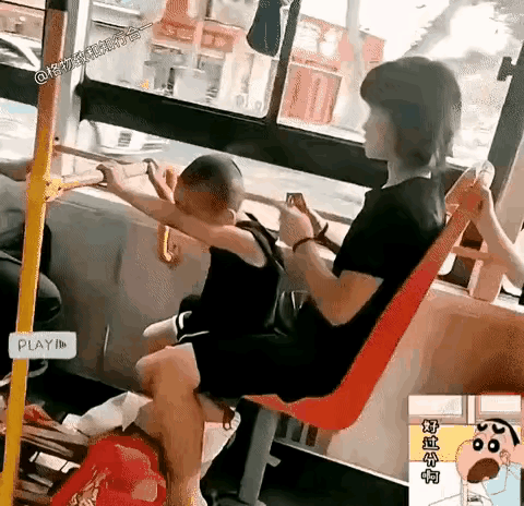 公共汽车上，妈妈打孩子打的啪啪响，孩子大声的嗷嗷哭叫，妈妈没有素质，这是公共场所