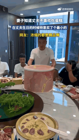 丈夫过生日，妻子早早在酒店置办宴席，邀约一众好友到场，热热闹闹筹办一场生日宴。等
