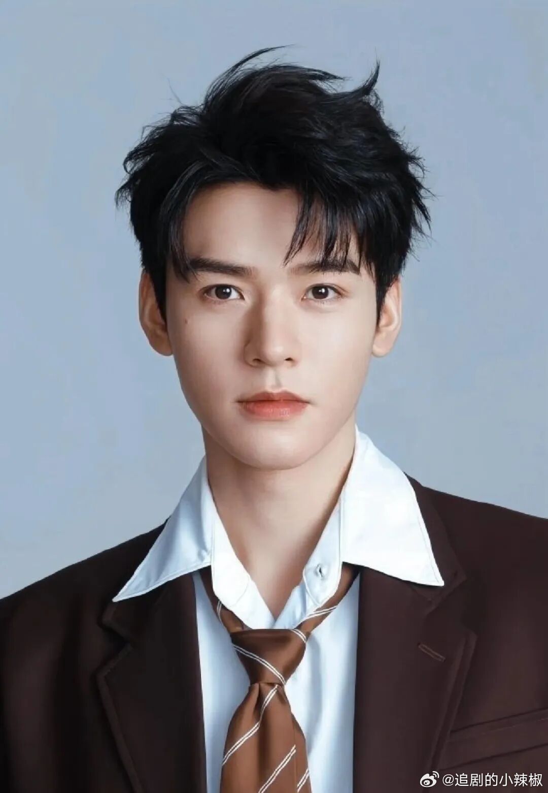 龚俊新剧25号就要播出了，他发展现在很顶而且很稳，商务和时尚的⭕️子也蛮受欢迎～