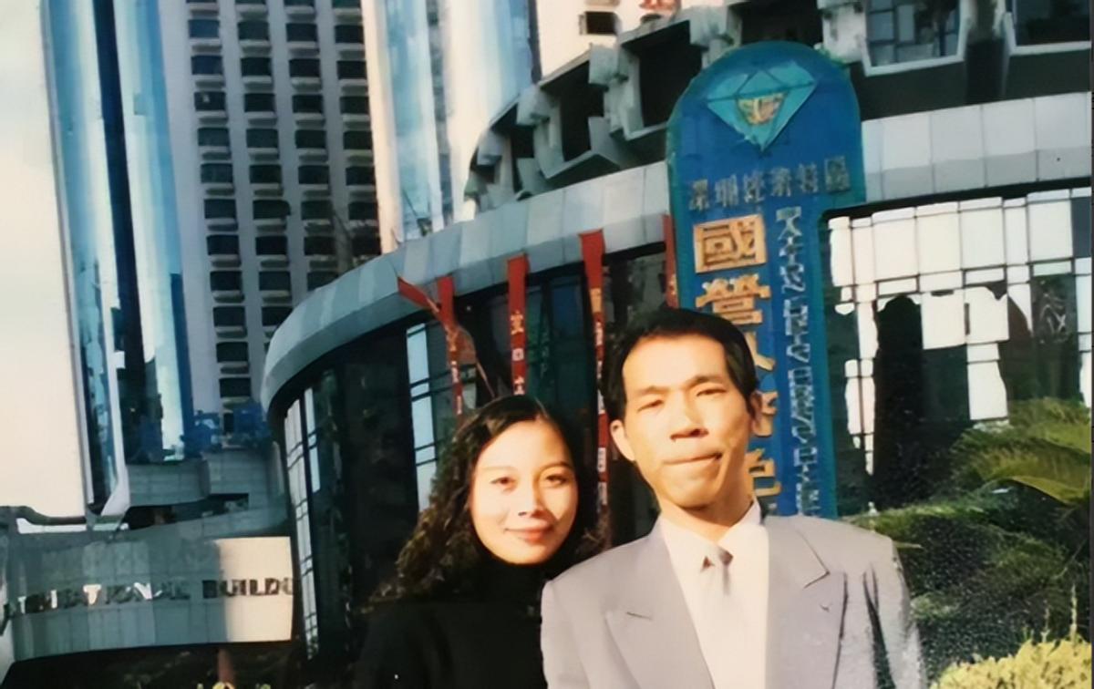 “恶魔在人间！” 1996年，劳荣枝和法子英在深圳生活时的合影，两个人恩恩爱爱，