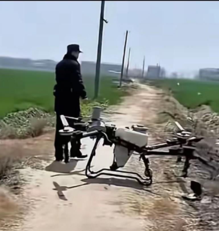 油菜花开得正旺，

蜂农蹲在箱前数死蜂，

无人机被扣在乡政府仓库里。

这事儿