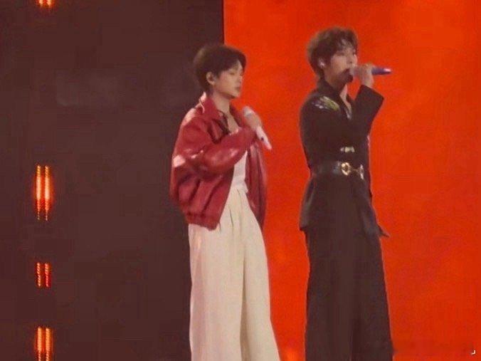 周震南颜安太稳了 《华夏》舞台再次验证了周震南颜安的绝对实力！唱跳同步气息稳如磐