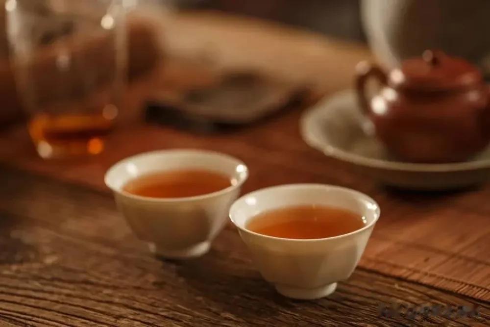 #秋日生活打卡季# 
#十月美食录# 
茶不过两种姿态：浮、沉
饮茶人不过两种姿