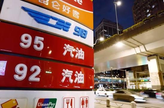 日前油价又大涨了，布油重回每桶100美元。结果就是，欧美国家国债收益率继续攀升！