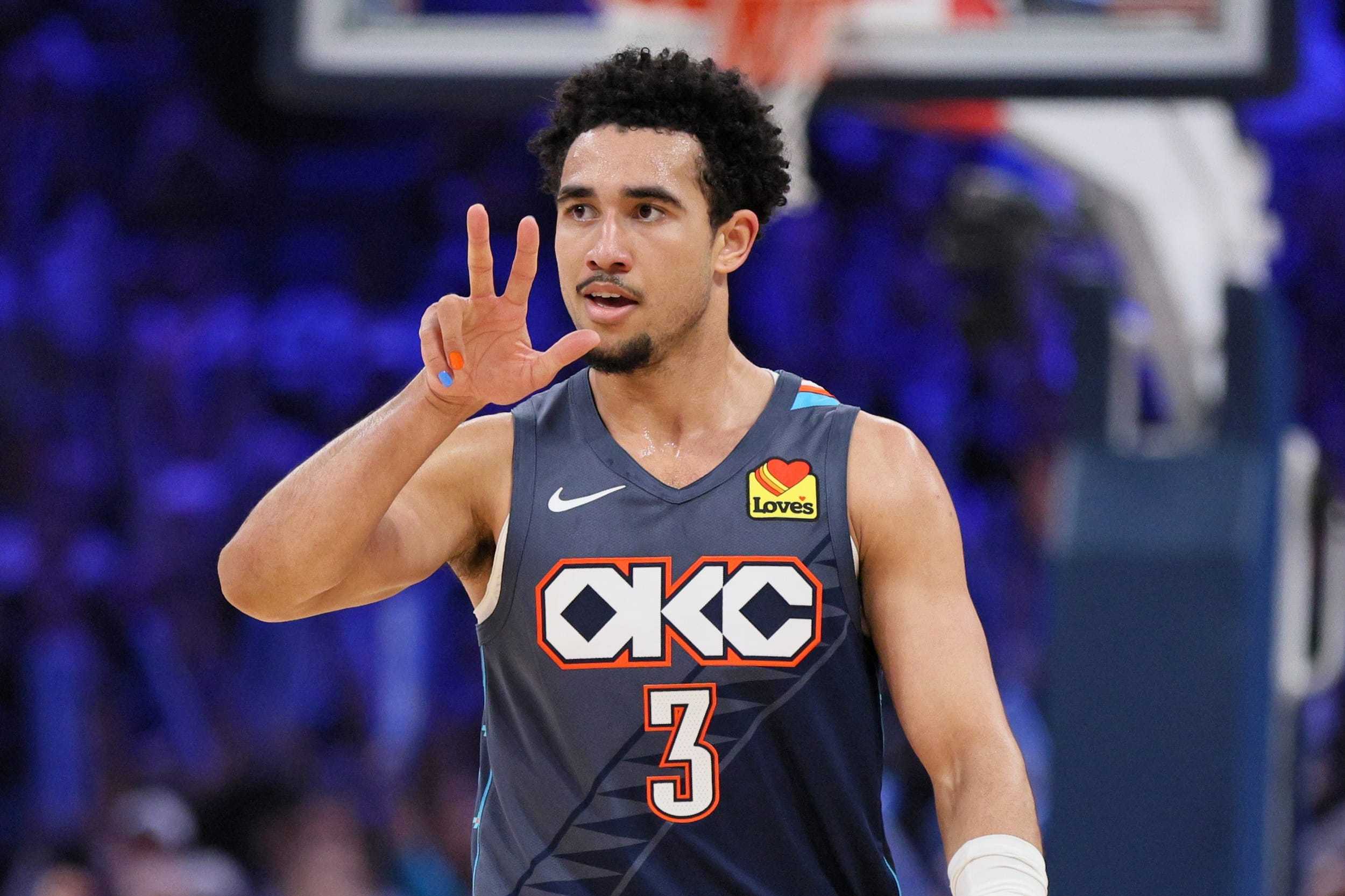 根据记者消息，76人在明天比赛中将会有对麦凯恩的致敬环节。编辑by 蓝色狂潮OK