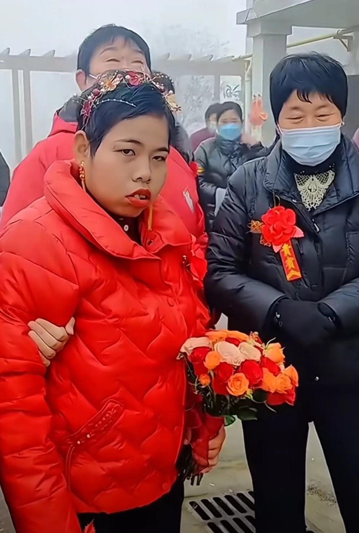 谁惹新娘子了？新郎官打小胆就小，妈妈教给的一直没有忘。