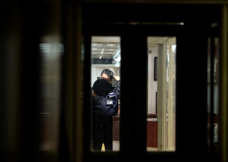 近日，拉萨火车站迎来返程高峰，一群“幕后指挥官”功不可没。在40平米左右的行车室