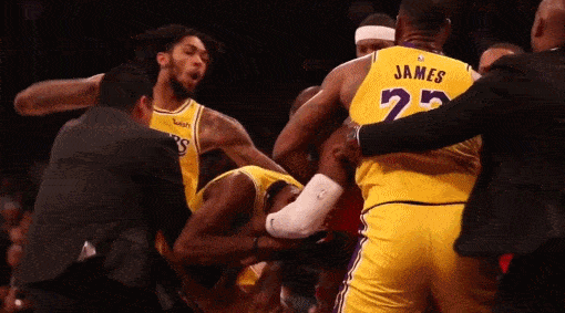 有点意思！

保罗被快船送到了最北边的猛龙队！

值得一提的是，猛龙队里面，还有