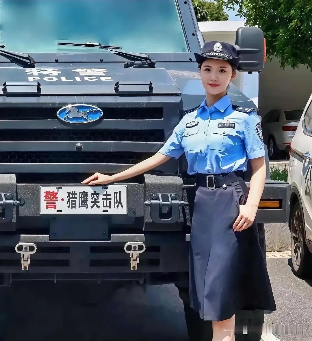 一身正气、英姿飒爽，真的让人好羡慕，祖国的安定团结就交给你们了！女孩穿警服真的很