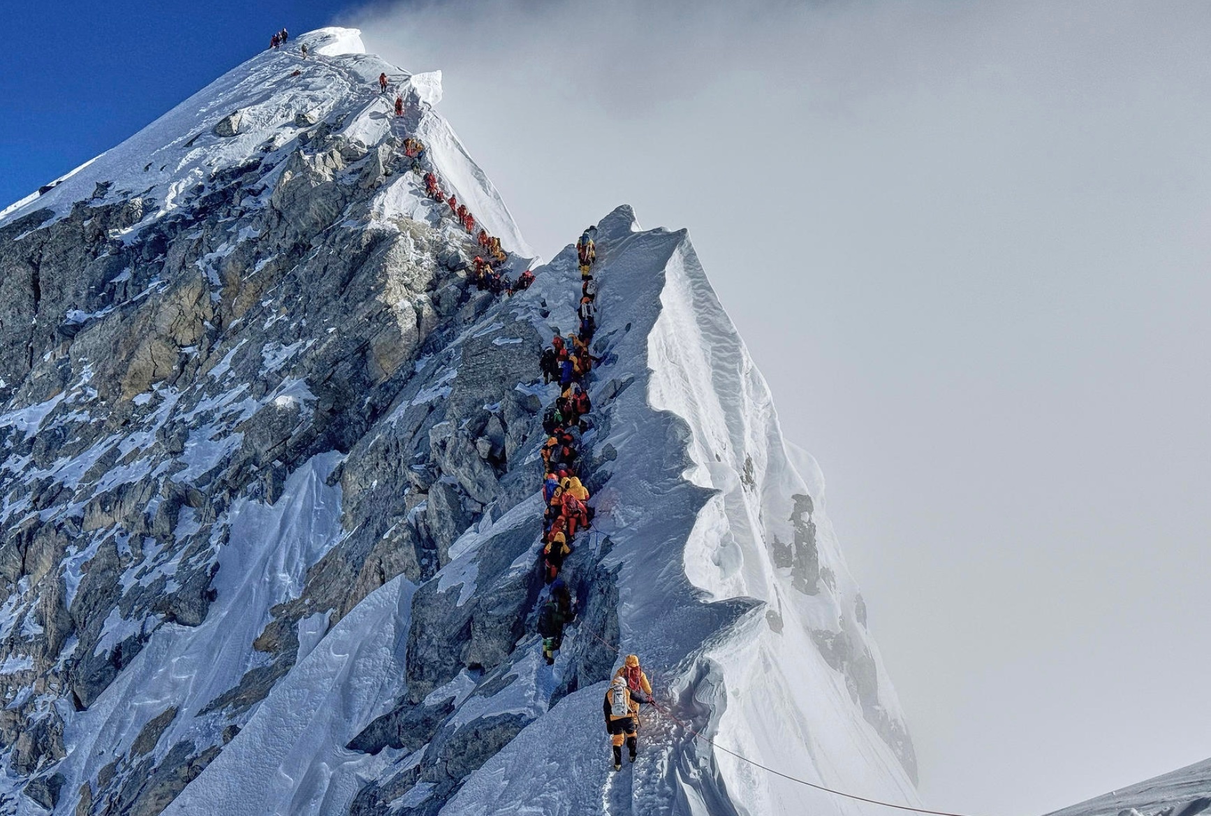 #珠峰堵人视频非国庆假期#【“爬珠峰的人都堵了”上热搜 登山者：珠峰“堵人”并不