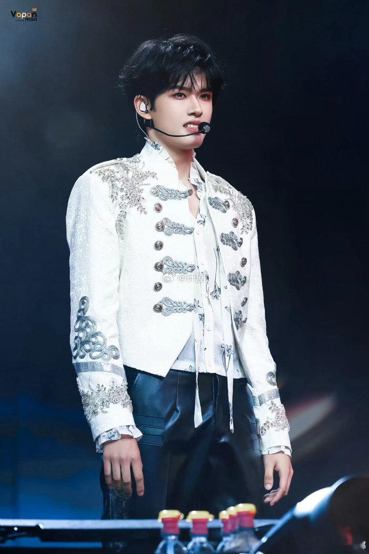 张极直播 张极这场直播看完只想说一句太稳了，全程表现力在线但不油腻。颜值高的人很