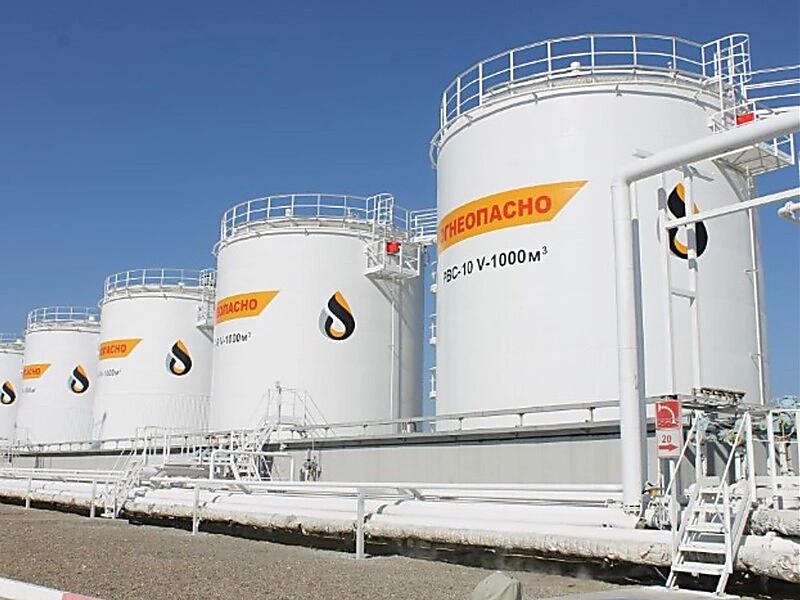 12/17日乌克兰无人机袭击了俄罗斯南部的能源设施，导致多地发生爆炸和火灾。
俄