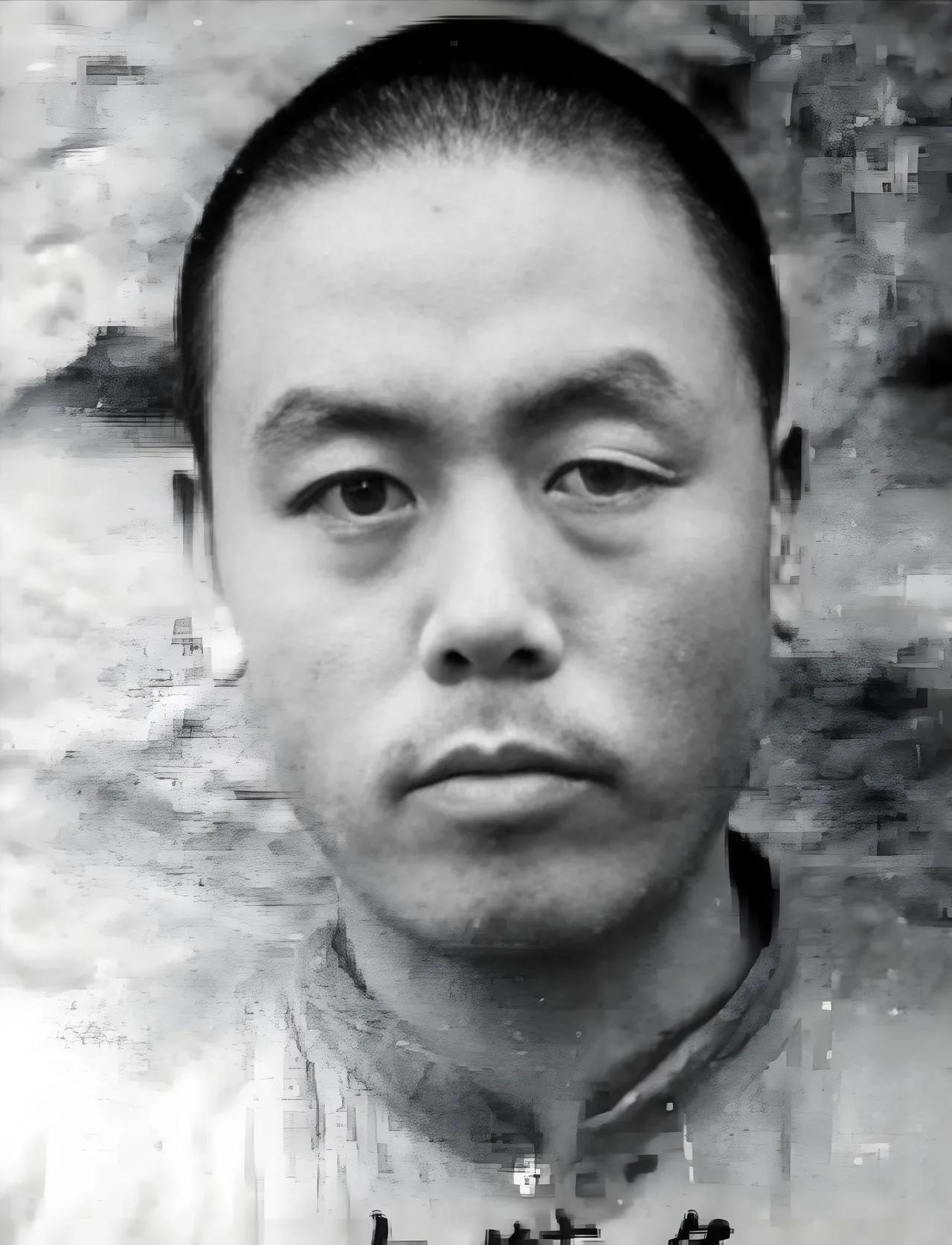 1949年11月30日，重庆解放前一天。

白公馆看守所长杨进兴没跑远。他拖家带