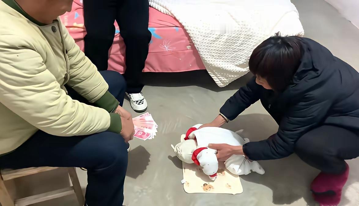 真无语！这孩子的爷爷奶奶！
​才43天的孩子，硬是被奶奶抱着，脸朝下，两腿跪地，