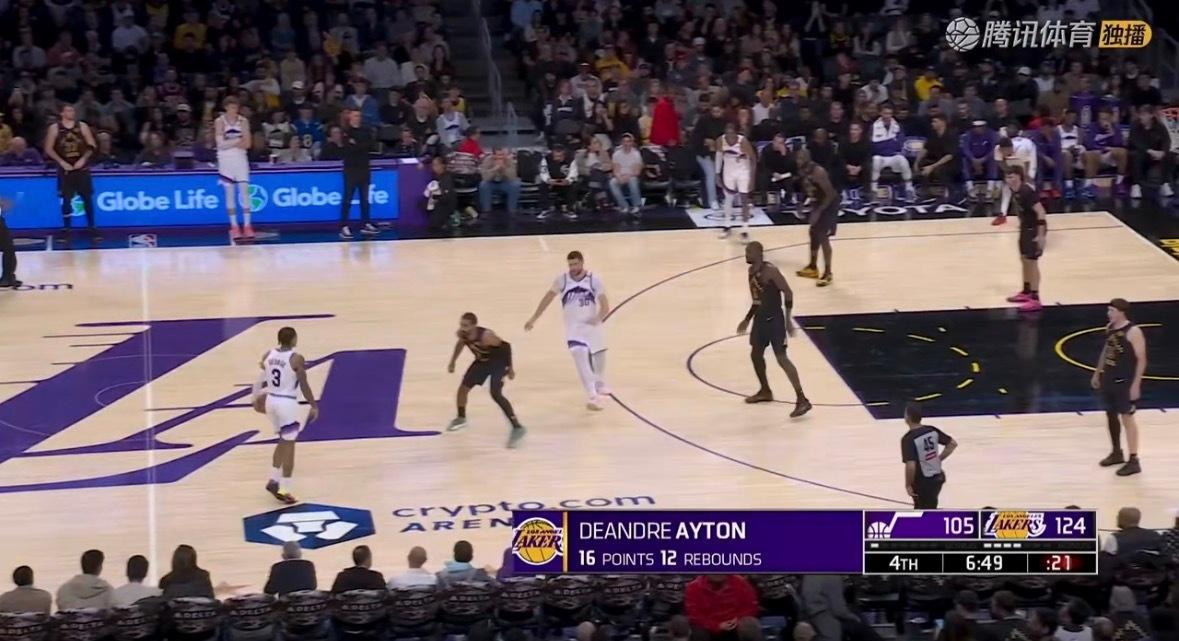 以后湖人一三节末，二四节初的比赛衔接段，应该就是由老詹和里弗斯带队打了。雷迪克会