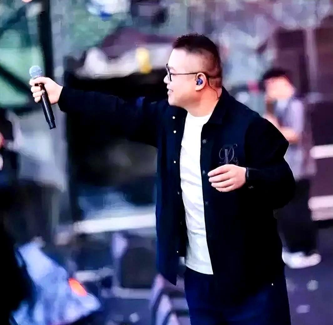 岳云鹏要开演唱会了？

这消息一出来我差点把手机摔了！

你说那个在相声台上贱萌