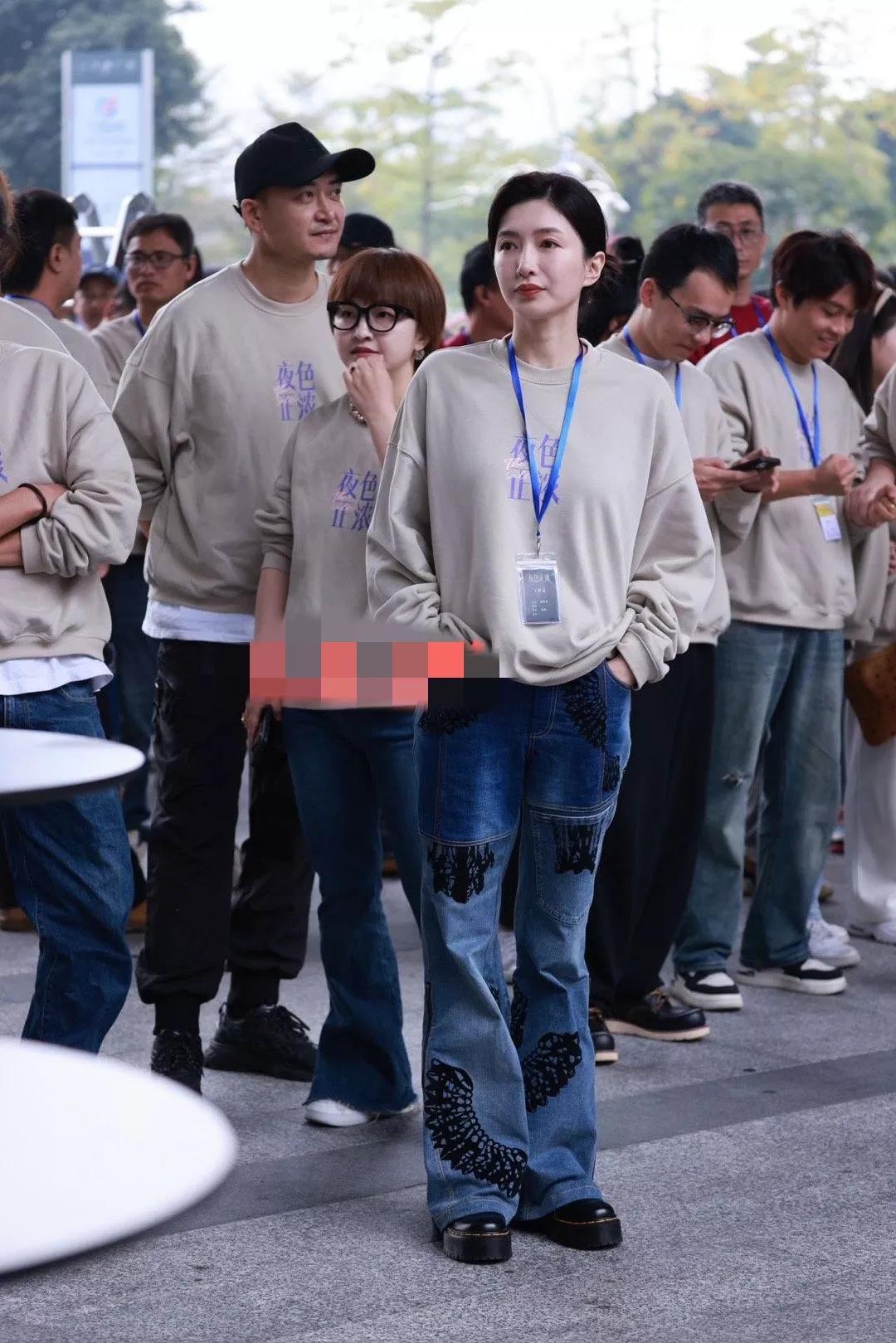 错过了《繁花》，江疏影迎来新剧《夜色正浓》近日正式开机，一身休闲装现身，许久不见