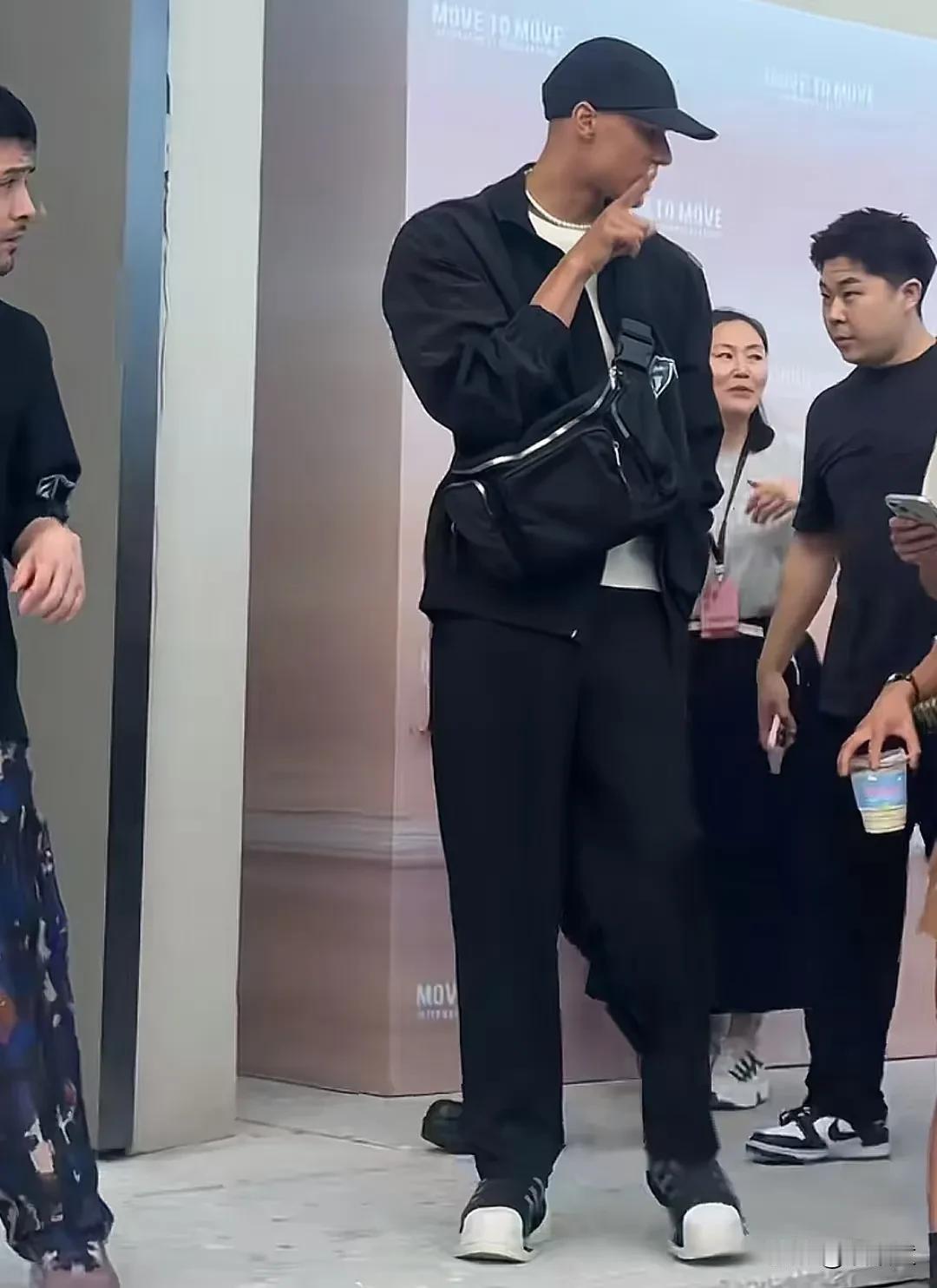 何炅看到大家对他的评价，估计不会开心！
昨天，何炅到阿那亚参加活动，穿着外增高的
