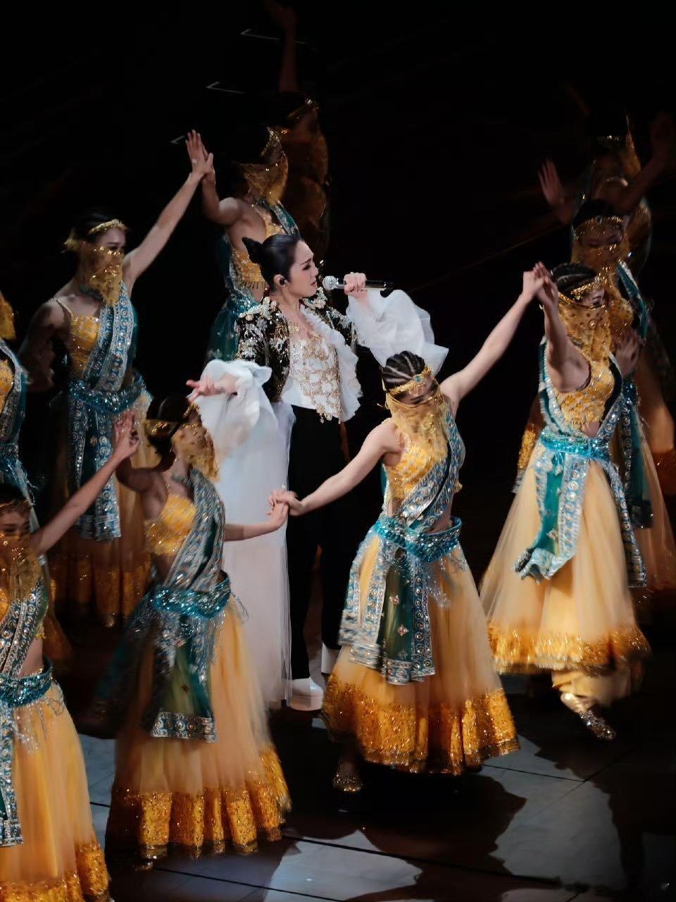 杨千嬅出道30年的告白时隔七年，重返红馆的舞台，杨千嬅把三十年的人生轨迹，用六场