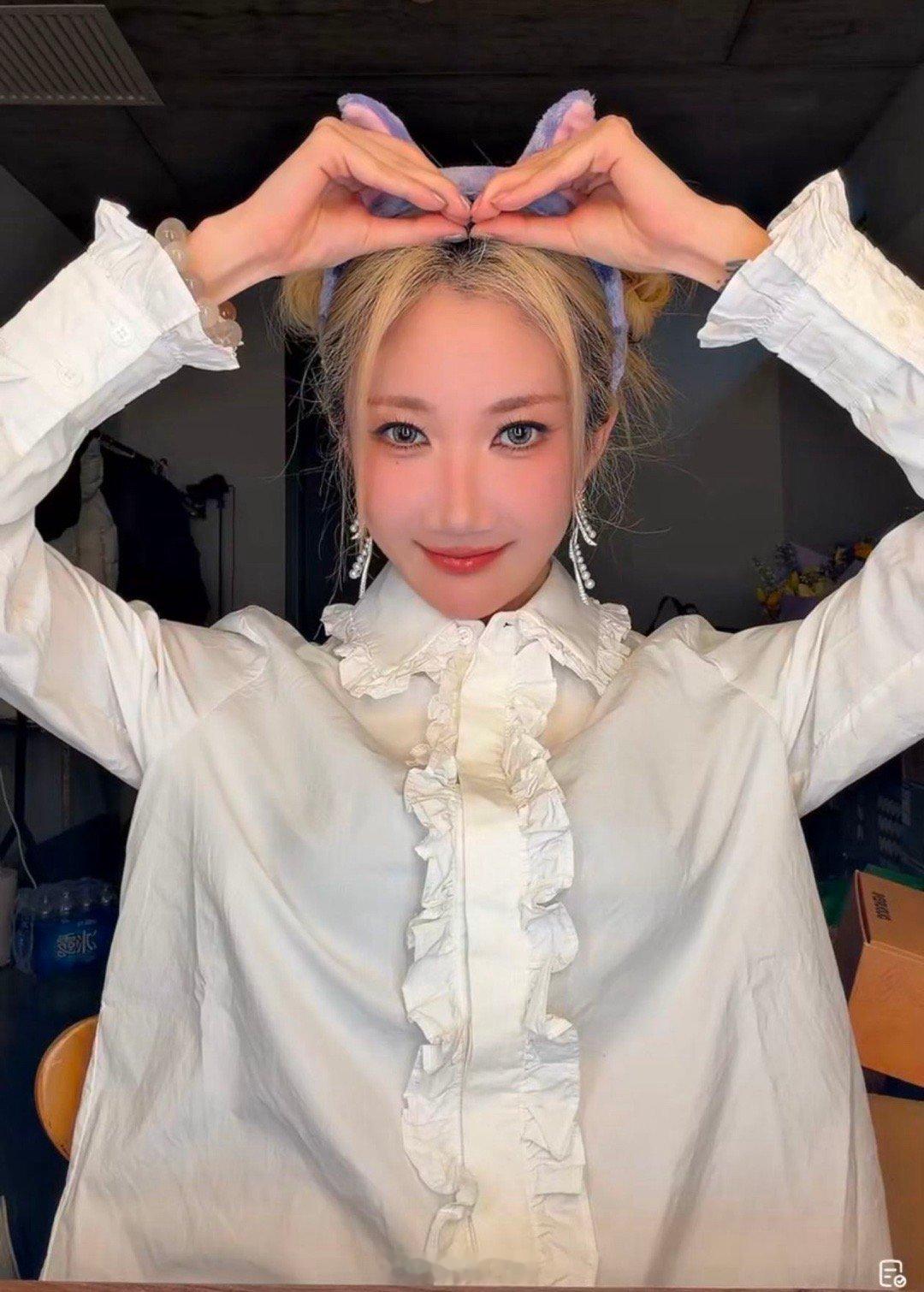 乃万直播一开就是宠 必须给乃万疯狂点赞！直播一开场就抽奖送亲手制作的手串，这宠粉